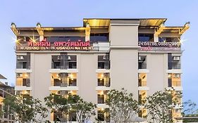 Thousand-Ten Thousand Hotel