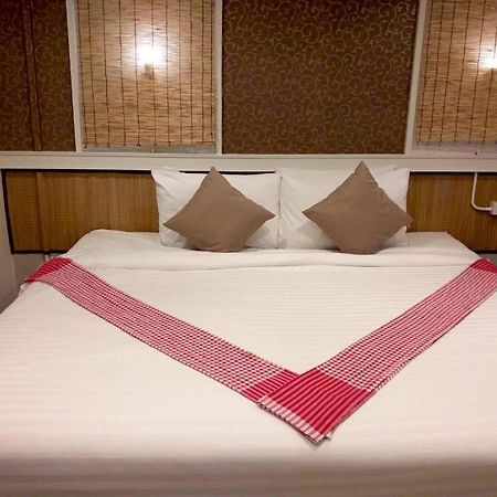 Thousand-Ten Thousand Hotel Bangkok Zewnętrze zdjęcie